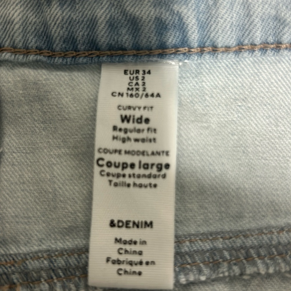 Light washed wide leg jeans